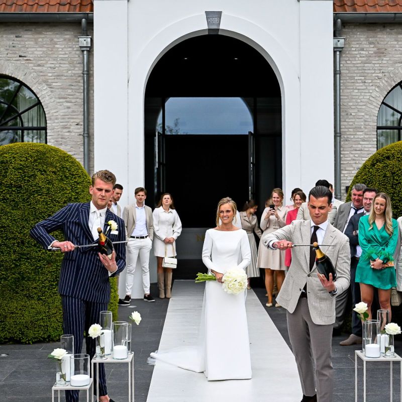 Niels-Harmke-Jan-van-de-Maat-Bruidsfotografie-Molen-de-Zwaluw-Kesteren-champagne-sabreren