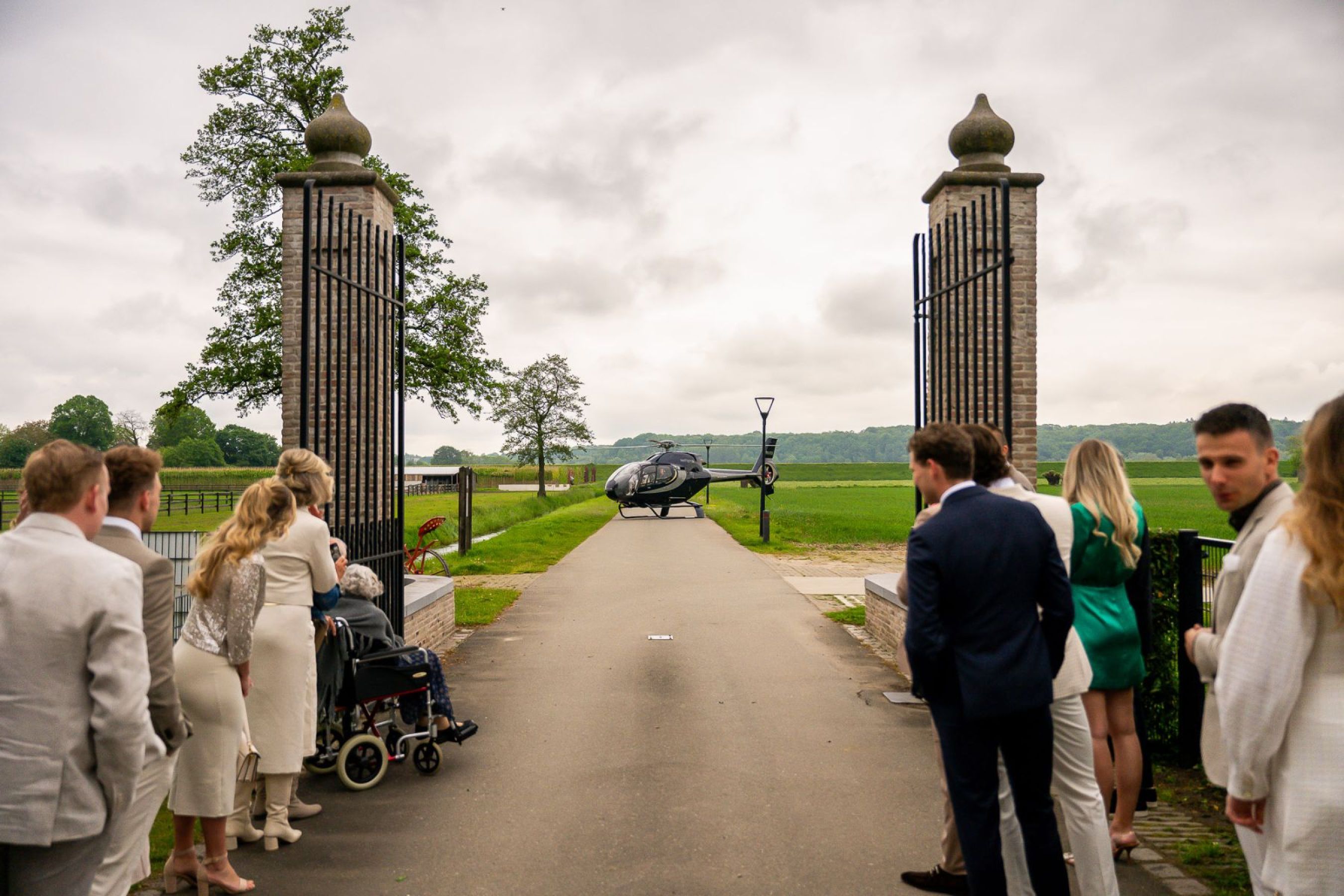 Niels-Harmke-Jan-van-de-Maat-Bruidsfotografie-Molen-de-Zwaluw-Kesteren-Helikopter-Heli