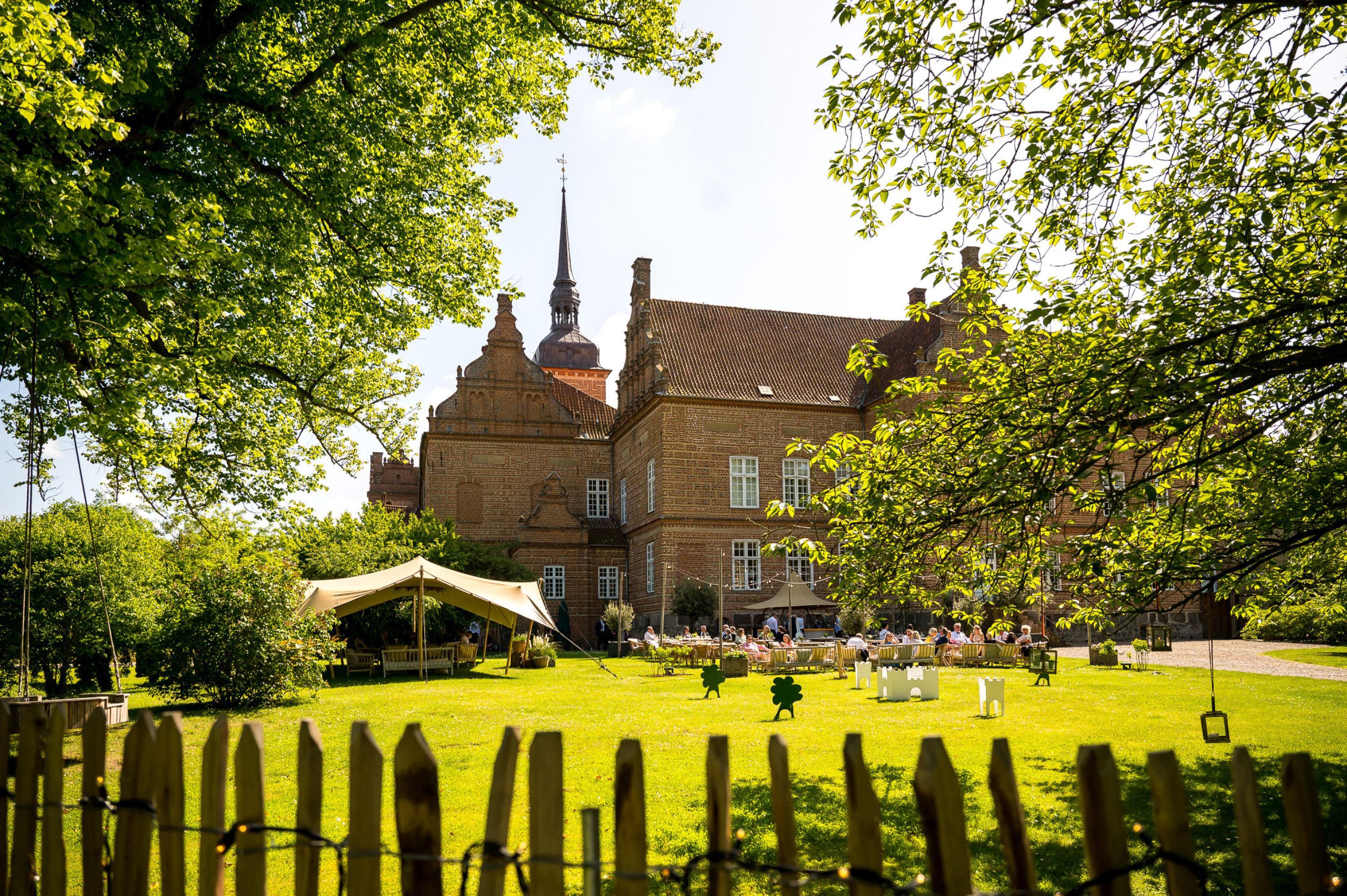 Jens-Christian-Caroline-Jan-van-de-Maat-Fotografie-Photography-Destination-Wedding-Denmark-Holckenhavn-Castle-Slot