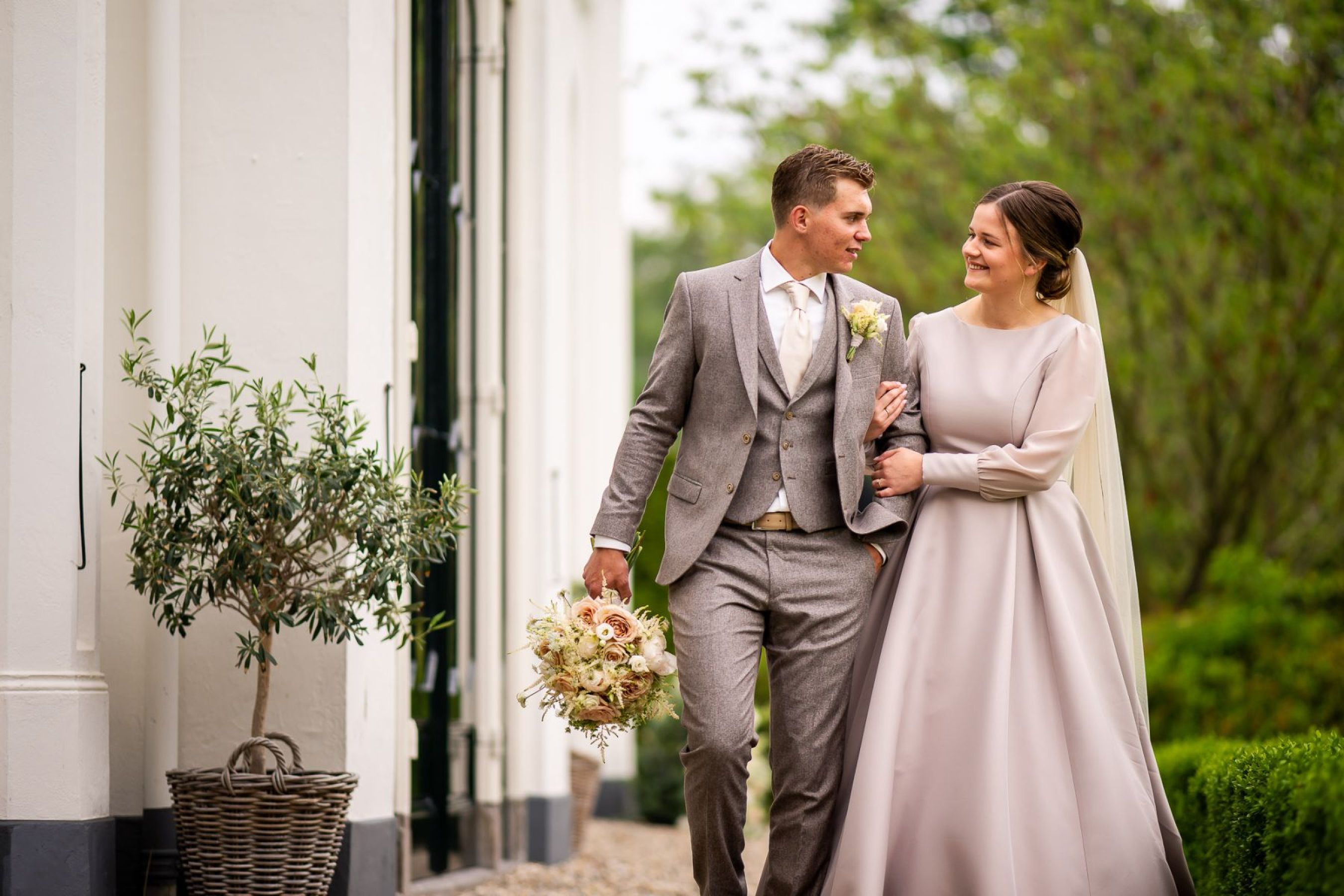 Erik-Joelle-Jan-van-de-Maat-Bruidsfotografie-Oranjerie-Landgoed-Sandenburg